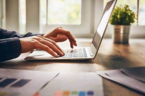  36% dintre angajaţi cred că îşi vor relua activitatea la birou în 2021, împreună cu întreaga echipă