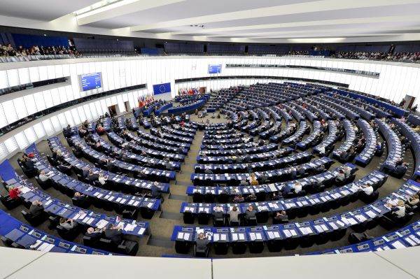 Parlamentul European cere statelor membre să îi sancţioneze pe oligarhii ruşi 