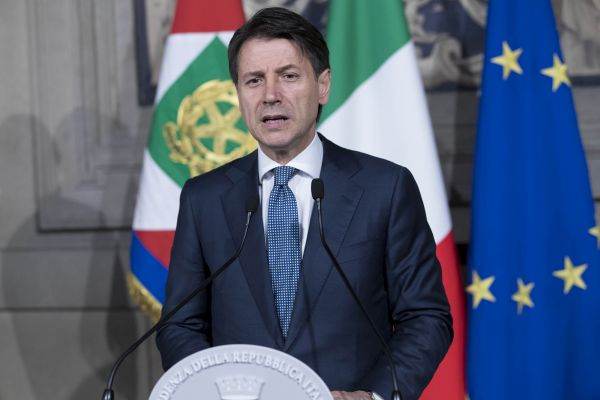 Giuseppe Conte şi-a depus demisia şi speră să primească un nou mandat