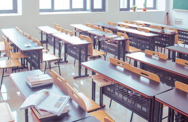 Dezbatere parlamentară: Educaţia trebuie adaptată la nevoile viitoare ale societăţii