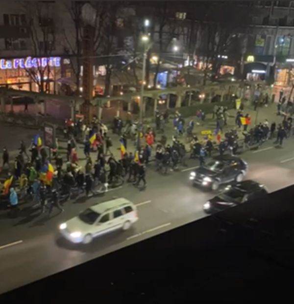 Sute de oameni protestează la Piaţa Victoriei în urma incendiului de la Matei Balş