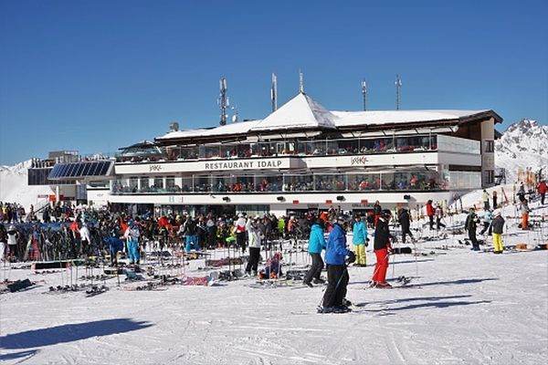 Aproape 100 de străini, inclusiv români, amendaţi la schi în Austria