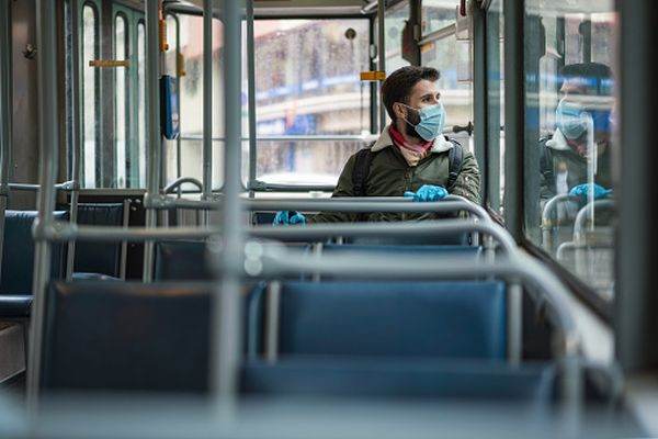 Călători evacuaţi dintr-un tramvai care a început să scoată fum
