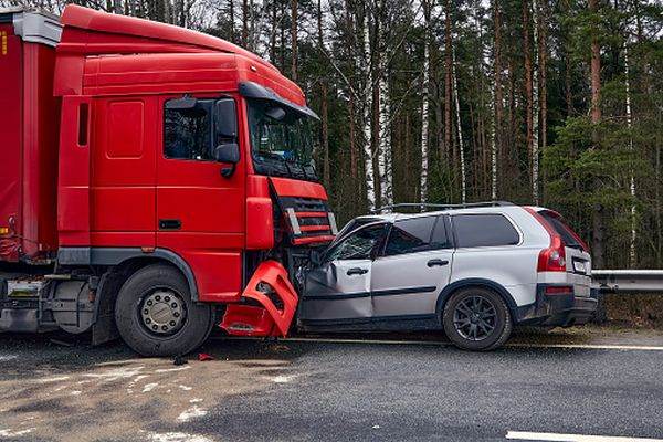 Trei persoane, transportate la spital în urma unui accident rutier