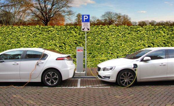 Vânzările de automobile electrice şi hibride în UE s-au triplat