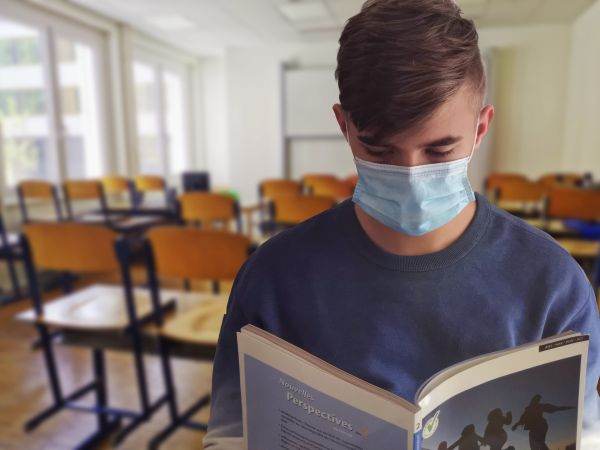 Elevii revin în şcoli cu ghiozdanul plin de... reguli, dezinfectant şi măşti