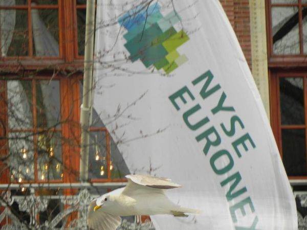 În anul 2014, Euronext şi-a luat zborul din parteneriatul cu NYSE. Euronext, care operează pieţele din Amsterdam, Bruxelles, Dublin, Lisabona, Paris şi Oslo, îşi are originile în Amsterdam Stock Exchange, creată în 1602 de Dutch East India Company. Euronext a luat fiinţă în 2000, prin fuziunea burselor din Amsterdam, Paris şi Bruxelles. De atunci, operatorul bursier s-a dezvoltat, iar în 2007 a fuzionat cu New York Stock Exchange (NYSE), parteneriat care a funcţionat sub denumirea NYSE Euronext până în 2014, când Euronext a fost nevoită să se desprindă din alianţă, redevenind o entitate de sine stătătoare. Desprinderea a venit ca urmare a preluării NYSE de către Intercontinental Exchange, care a decis această separare. În 2018, Euronext a cumpărat Irish Stock Exchange (Dublin), iar un an mai târziu - Oslo Bors. Anul trecut, piaţa paneuropeană a achiziţionat Borsa Italiana de la London Stock Exchange Group, tranzacţia fiind aşteptată să se încheie până în luna iunie a anului curent. Fotoreportaj de Make, realizat în anul 2013 (colecţie personală).