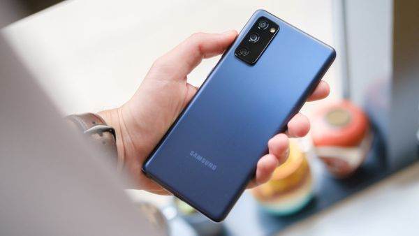 Ce fel de telefoane mobile fac parte din gama mid-range de la Samsung?