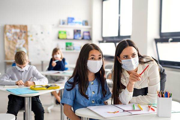 Un elev şi şapte profesori au fost confirmaţi cu COVID-19