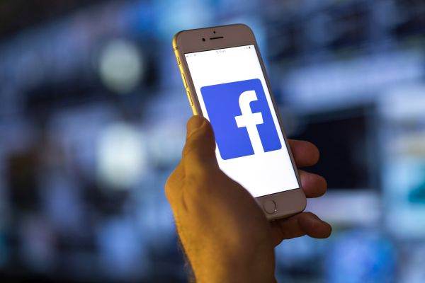 Facebook a blocat orice conţinut media pentru utilizatorii reţelei