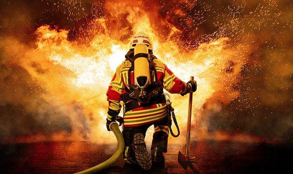 Incendiu la o fabrică de mobilă din Ploieşti