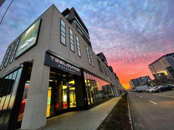 Teslounge Bucharest anunţă inaugurarea primului showroom independent pentru maşini Tesla din România