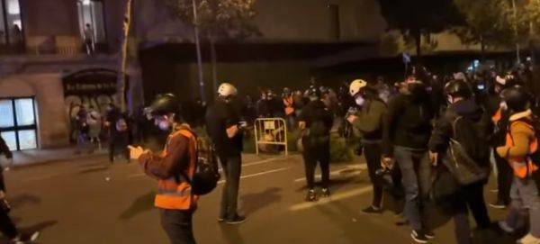 A şaptea noapte de manifestaţii la Barcelona după arestarea unui rapper