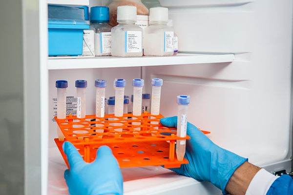 FDA a aprobat depozitarea vaccinului Pfizer/BioNTech la temperatura congelatorului medical obişnuit, până la două săptămâni