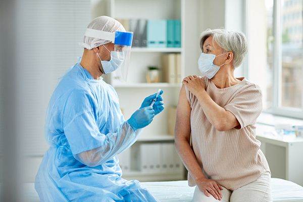 Comisia germană Stiko recomandă vaccinarea persoanelor în vârstă cu vaccinul AstraZeneca