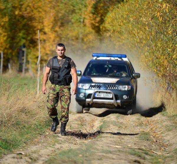 Cetăţeni afgani, turci şi sirieni, interceptaţi când încercau să treacă ilegal graniţa spre Ungaria