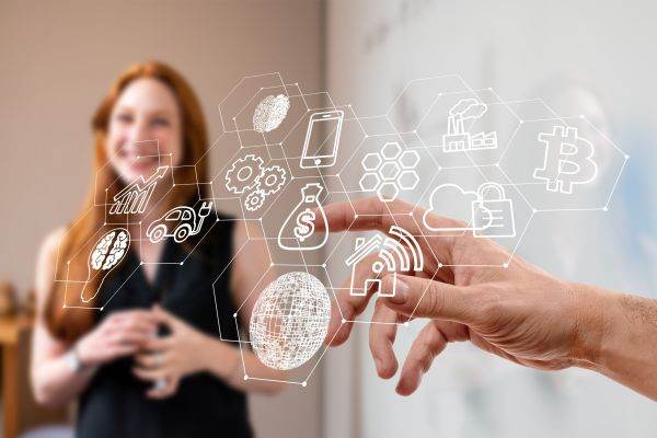 "Criptomonedele şi sistemul blockchain - «invenţiile financiare» care concurează cu succes sistemul bancar tradiţional"