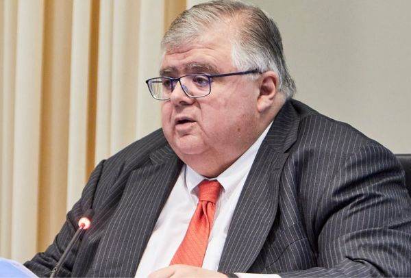 Agustin Cars­tens, directorul general al BIS, a condamnat bitcoin, afirmând că este "o combinaţie între o bulă, un sistem Ponzi şi un dezastru ecologic" şi a spus că "sprijină" instituţiile de masă şi devine o "ame­ninţare pentru stabilitatea financiară".