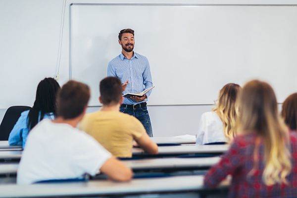 "Zeci de cadre didactice ar putea fi afectate de proiectul privind interzicerea cumulului pensiei cu salariul"