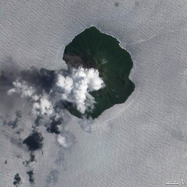 Doi vulcani au erupt în Indonezia pe insule diferite