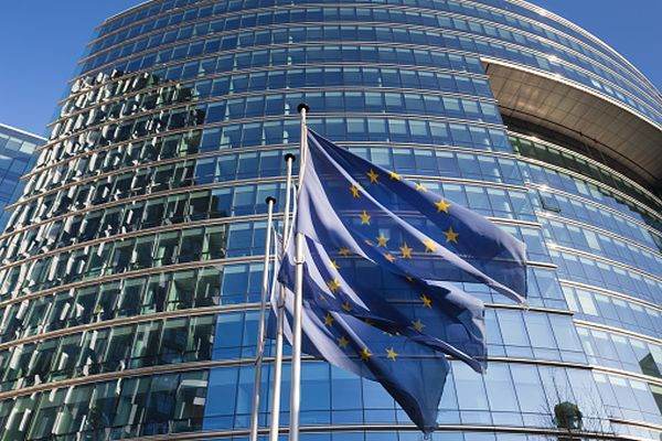 Comisia Europeană propune măsuri pentru a asigura salarii egale pentru o muncă egală