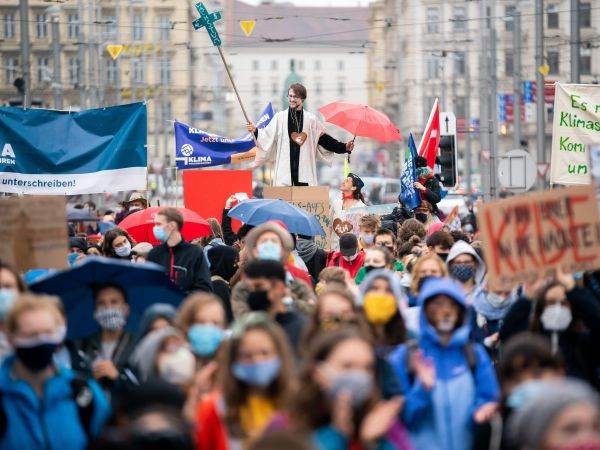 Sute de persoane au protestat în Viena împotriva restricţiilor anti-COVID-19
