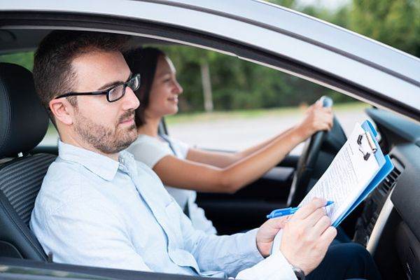 3 instructori auto, cercetaţi pentru că au primit sume de bani de la candidaţi în favoarea promovării examenului auto