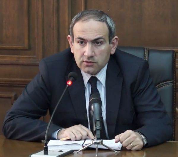 Conflictul între înaltul comandament al armatei şi premier continuă în Armenia