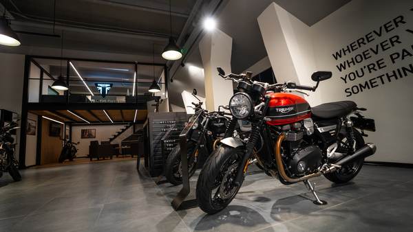 S-a deschis prima reprezentanţă a motocicletelor Triumph în România odată cu inaugurarea showroom-ului de la Bucureşti