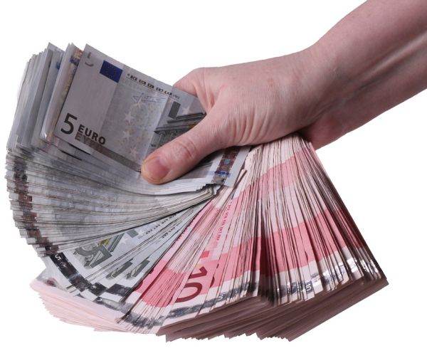 Euro se pregăteşte să scadă la 1,16 dolari