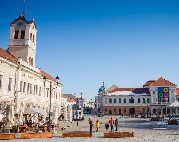 Primăria Sfântu Gheorghe va subvenţiona un program multianual de învăţare a limbilor română şi maghiară pentru tineri