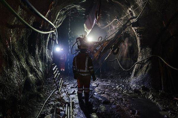 Minerii de la Crucea şi Botuşana s-au blocat în subteran