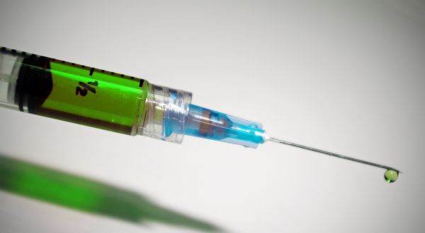 Întârzieri în producţia din India vor provoca o penurie de vaccin în Regatul Unit