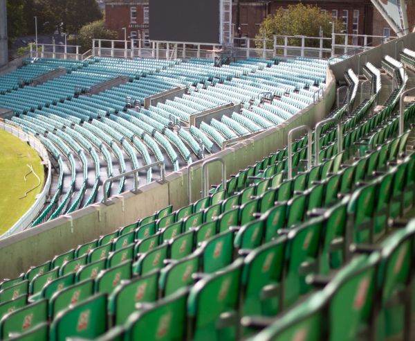 Lumea "arde", sportul forţează porţile stadioanelor