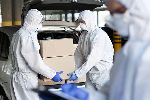 Comisia Europeană impune unele condiţii care ar putea bloca transporturile vaccinului anti-covid în UK 