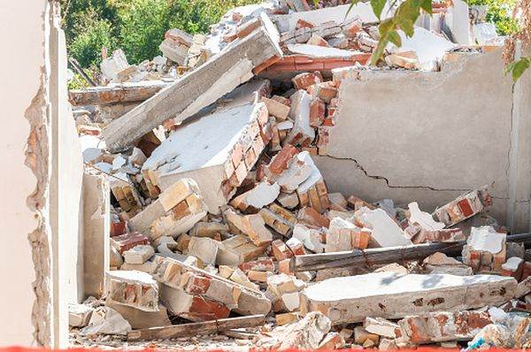 Un bloc de locuinţe s-a surpat lăsând în urmă 5 morţi şi 24 de răniţi