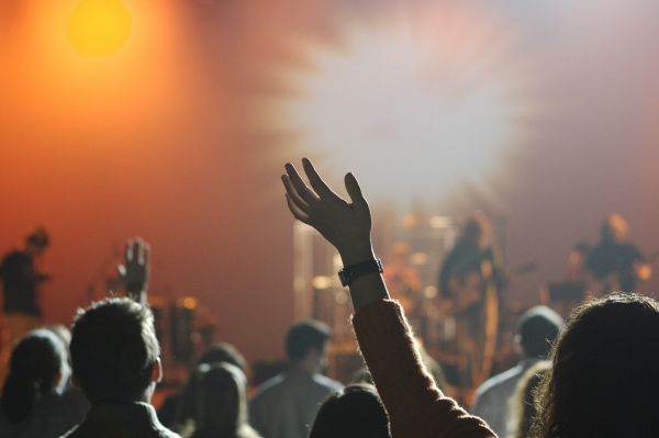 5000 de oameni au participat la un concert test după ce au fost testaţi negativ de covid