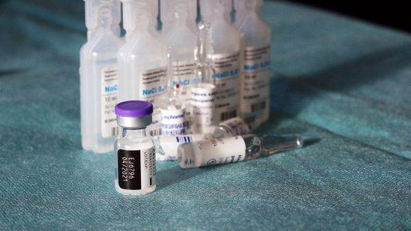Vaccinurile Pfizer şi Moderna reduc riscul de infectare cu 80% la două săptămâni după prima doză