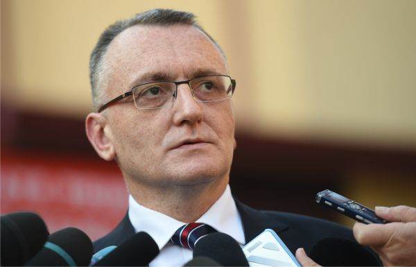 Sorin Cîmpeanu: "Şcolile nu se închid, pentru că elevii claselor terminale a VIII-a, a XII-a şi a XIII-a nu vor avea programul modificat. Deci avem 20 de zile de vacanţă, 10 zile pentru sărbătorile pascale catolice, între 2 şi 11 aprilie, şi 10 zile de vacanţă pentru sărbătorile pascale ortodoxe, între 30 aprilie şi 9 mai. Cele două săptămâni de vacanţă suplimentare se pot transforma în zile de şcoală cu prezenţă fizică".
