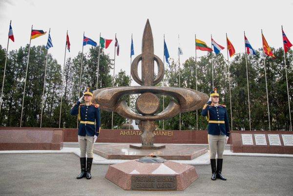 ''Acceptarea României ca membră NATO - bornă istorică ce a consfinţit integrarea în rândul democraţiilor occidentale''
