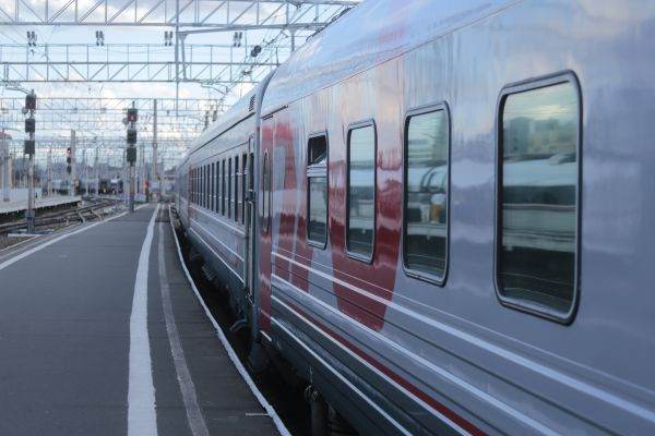 "CFR Călători ne invită să mergem cu vagonul de dormit la trenul exclusiv de zi, în timp ce în trenurile de noapte pasagerii sunt forţaţi să facă noapte albă pentru că primesc doar loc pe scaun"