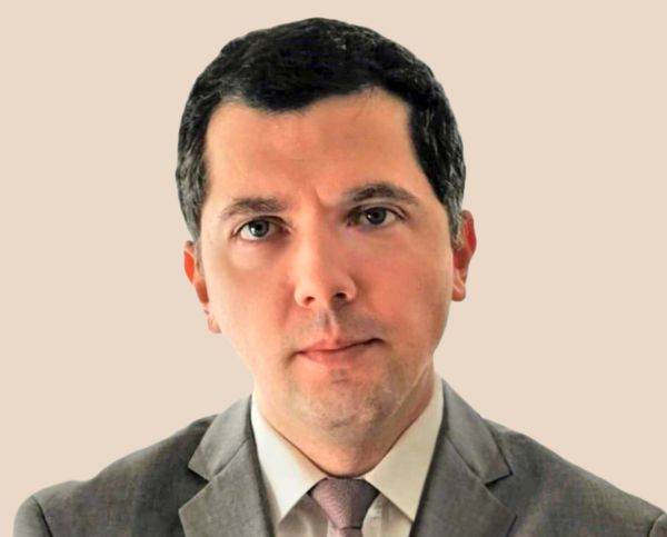 "Având în vedere că, cel mai probabil, România va fi nevoită să accesezede trei ori pieţele internaţionale în acest an, era timpul să vândă eurobonduri",a declarat ieri,Valentin Tătaru, economist laING Groep NV.