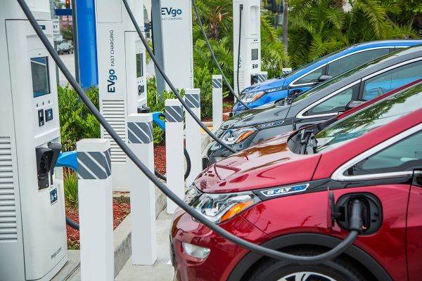 UE trebuie să accelereze ritmul de instalare a infrastructurii de încărcare a automobilelor electrice 