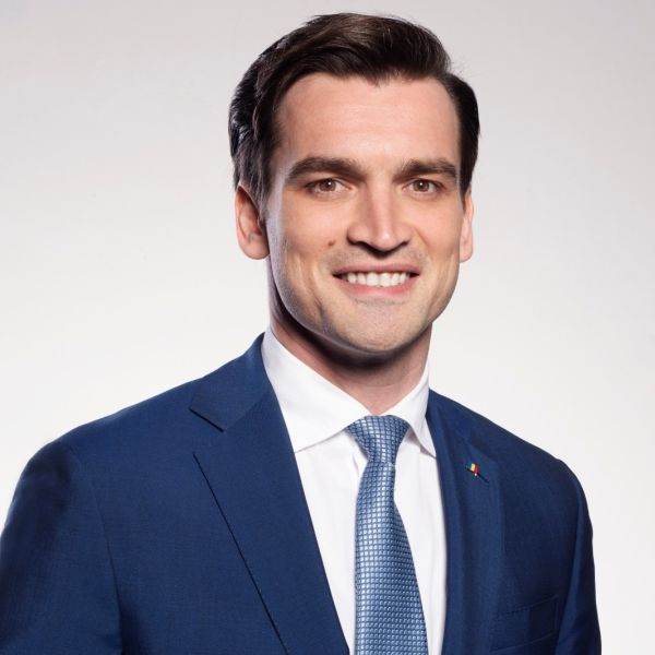 ''Trebuie să găsim cele mai bune soluţii ca în spitale să existe suficiente locuri la ATI''