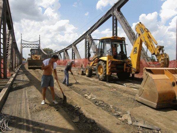 Podul suspendat de la Brăila se apropie de o nouă etapă a construcţiei