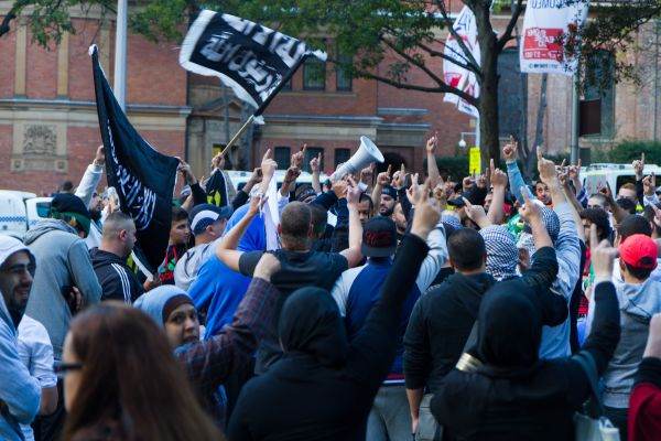 11 poliţişti, eliberaţi după ce au fost luaţi ostatici de manifestanţi
