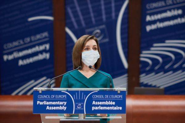 ''Viitorul Parlament ar putea modifica Constituţia şi ar putea statua limba română în loc de limba moldovenească"