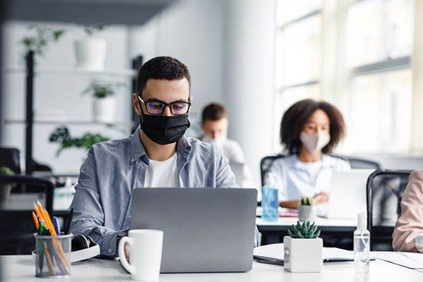 "După pandemie, 45% dintre angajaţi se aşteaptă să revină complet la viaţa de birou"