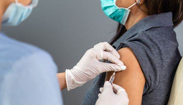 O echipă mobilă de la Spitalul Universitar de Urgenţă Bucureşti vaccinează anti-COVID angajaţi din industria HoReCa