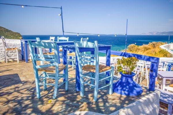 Grecia a redeschis terasele cafenelelor şi restaurantelor